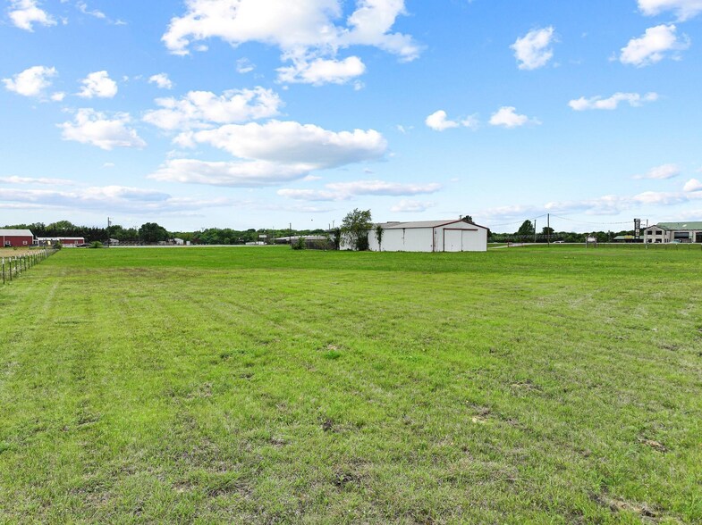 More Photos Of 3301 S State Highway 121, Bonham Showroom For Sale