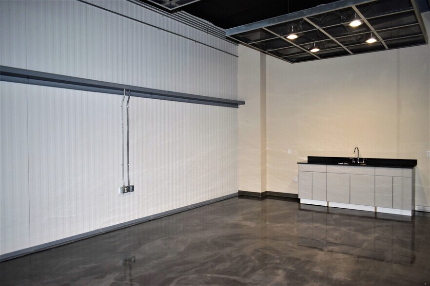 More Photos Of 9701 Northwest Expy, Yukon Showroom For Sale