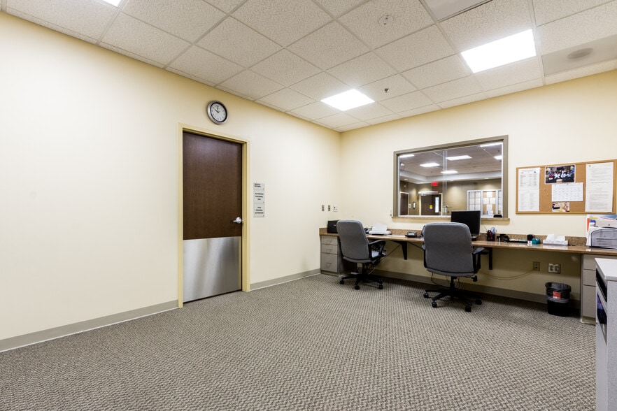 More Photos Of 1950 NE Green Oaks Blvd, Arlington Office For Lease
