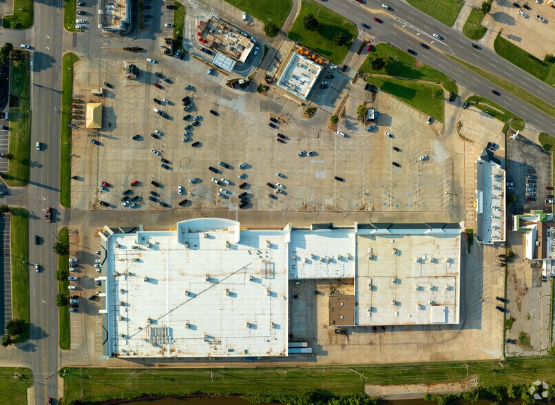 More Photos Of 8255 N Rockwell Ave, Oklahoma City Unknown For Lease