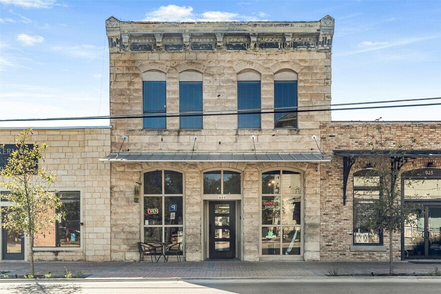 More Photos Of 923 Loop 332, Liberty Hill Storefront Retail Residential For Sale