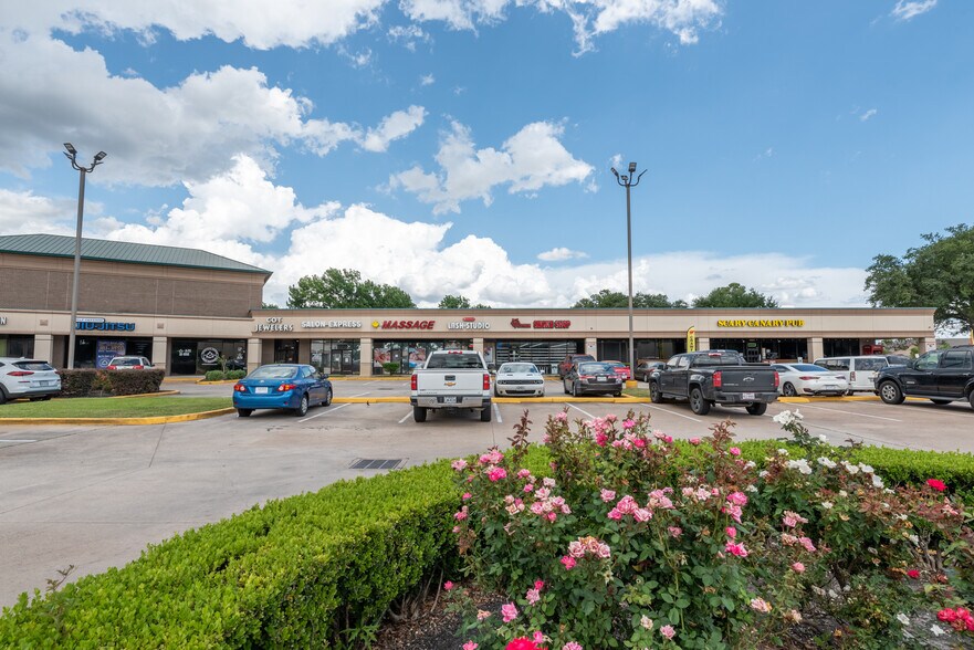 More Photos Of 8604-8686 N Hwy 6, Houston Unknown For Lease