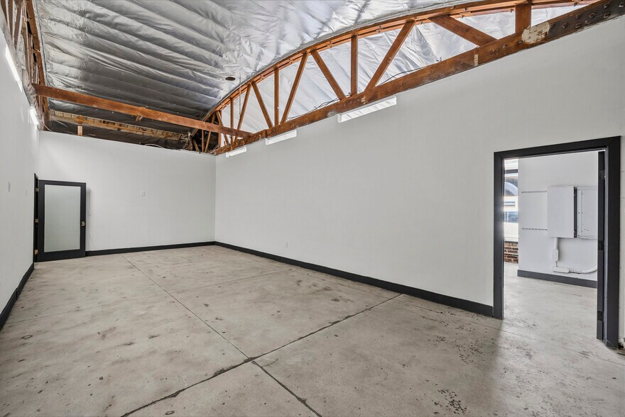 More Photos Of 236 W 18th St, Los Angeles Warehouse For Sale
