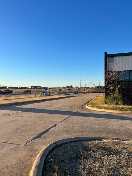 More Photos Of 1923 Atchison Dr, Norman Medical For Lease