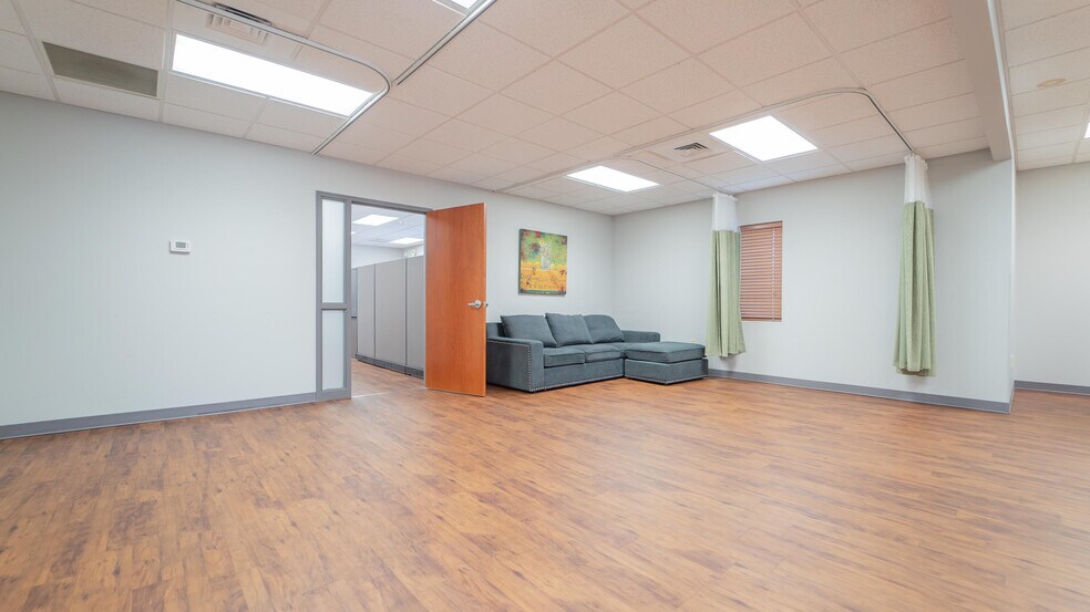 More Photos Of 951 Transport Dr, Valparaiso Office For Sale