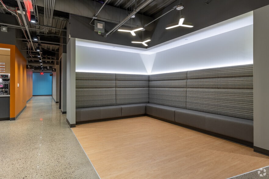 More Photos Of 25300-25330 Telegraph Rd, Southfield Office For Sale