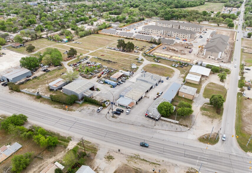 More Photos Of 955 W Kingsbury St, Seguin Auto Repair For Sale
