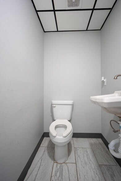 More Photos Of 2805 Broce Dr, Norman Warehouse For Sale