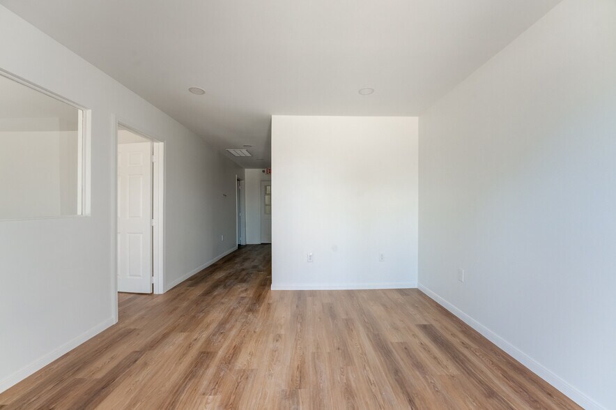 More Photos Of 10215 Papalote St, Houston Showroom For Sale