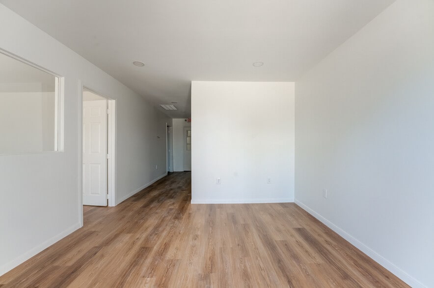 More Photos Of 10215 Papalote St, Houston Showroom For Lease