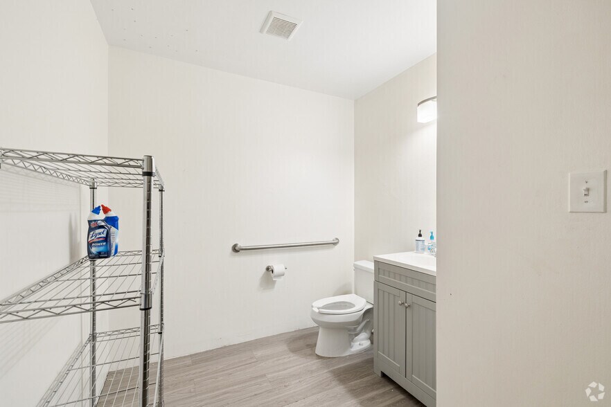 More Photos Of 1710 Hi Line Dr, Dallas Showroom For Lease