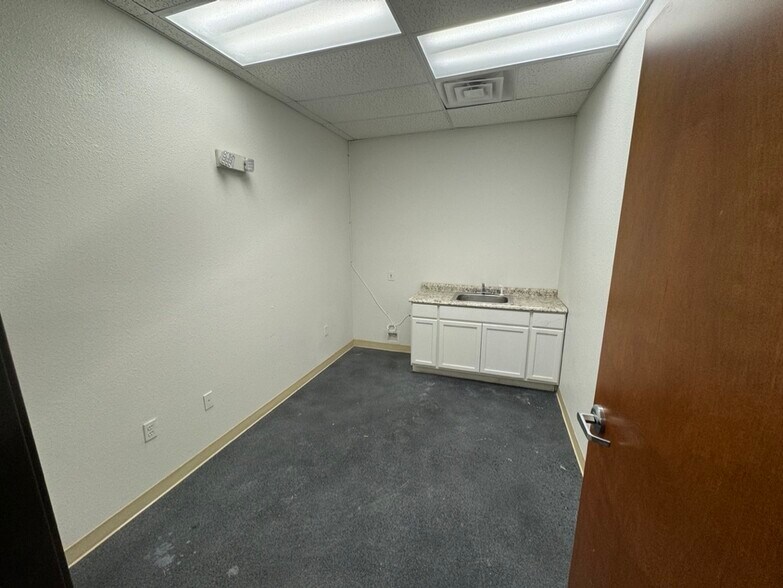 More Photos Of 4222 Gatecrest, San Antonio Light Distribution For Lease