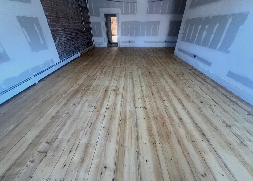 More Photos Of 80 Main St, Wiscasset Storefront Retail Residential For Lease
