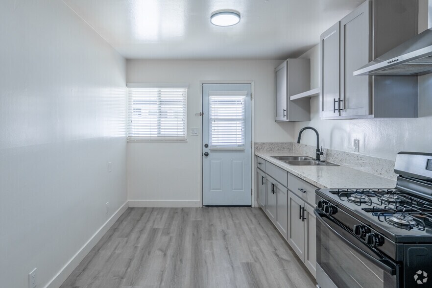 More Photos Of 870-899 S Philadelphia St, Anaheim Apartments For Sale