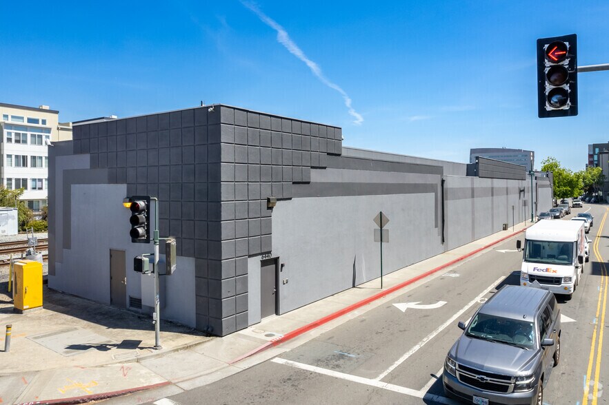 More Photos Of 6440-6490 Shellmound St, Emeryville Telecom Hotel Data Hosting For Lease