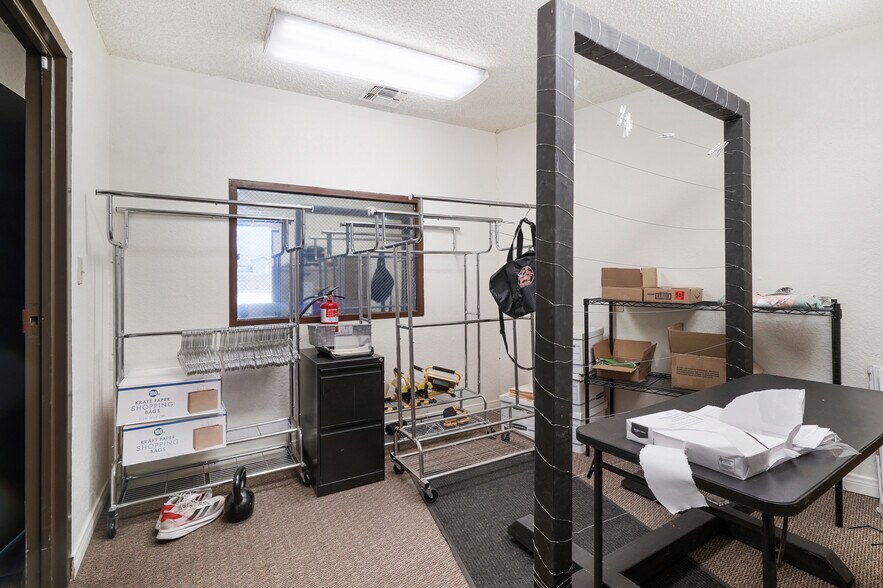 More Photos Of 1301 E Main St, Santa Paula Service For Sale