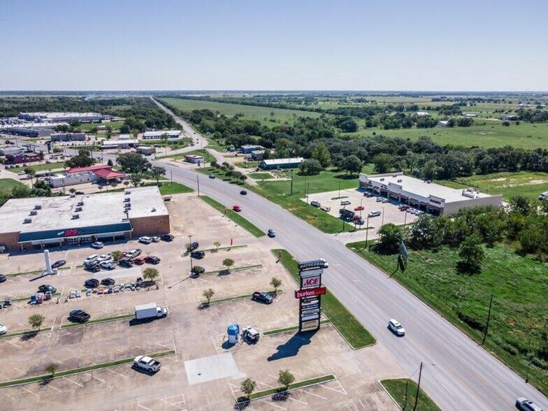 More Photos Of 4020 7th St, Bay City Storefront Retail Office For Lease