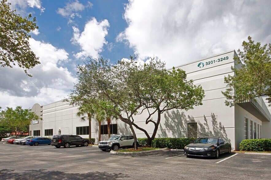 More Photos Of 3201-3249 SW 42nd St, Fort Lauderdale Warehouse For Lease