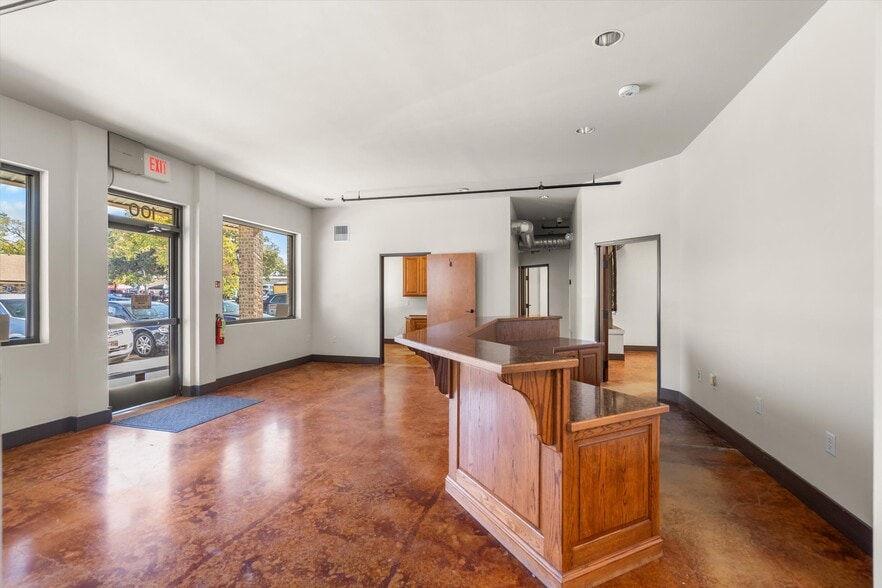 More Photos Of 209 S Shady Shores Dr, Lake Dallas Light Manufacturing For Lease