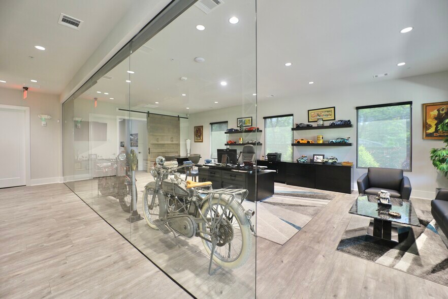 More Photos Of 10 E McDermott Dr, Allen Office For Sale