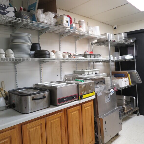 More Photos Of 139 E Walnut St, Oglesby Restaurant For Sale