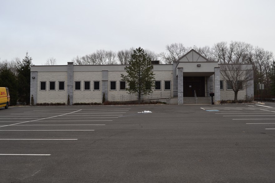 More Photos Of 207 Commercial Ct, Morganville Medical For Lease
