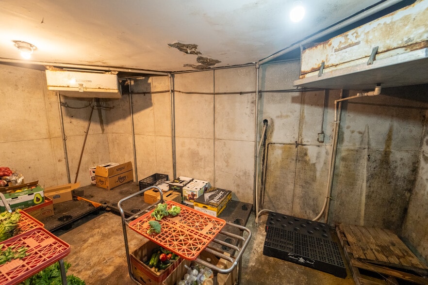 More Photos Of 1302 E Crestwood Dr, Victoria Storefront For Sale