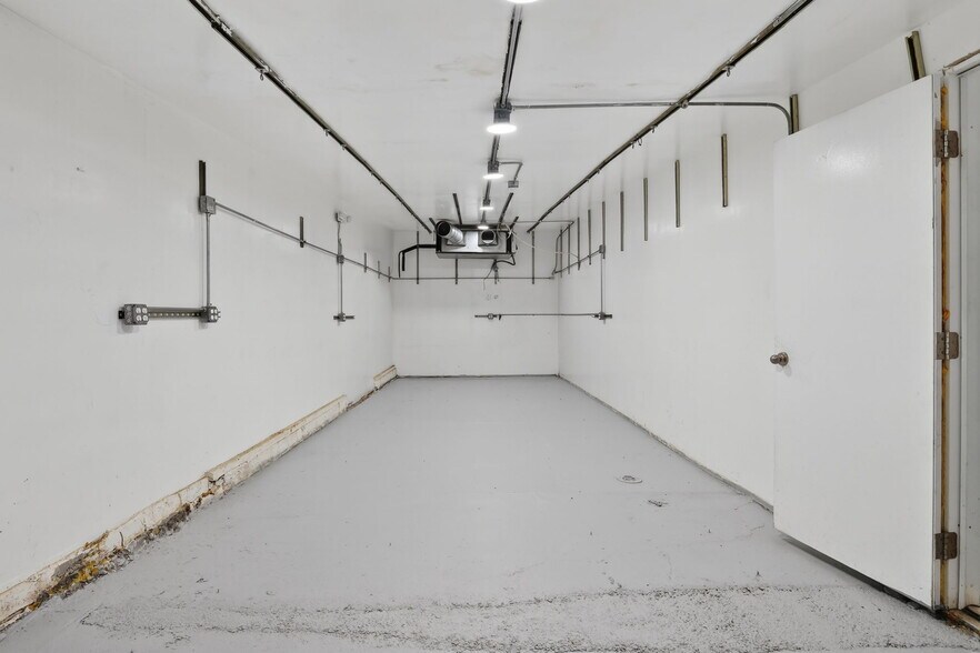 More Photos Of 9939 Commerce Ave, Tujunga Storefront For Sale