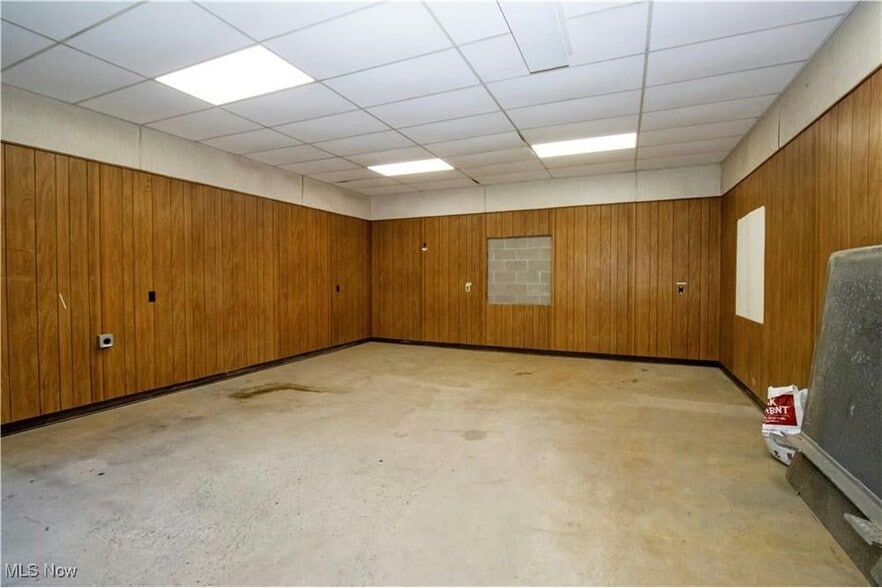 More Photos Of 390 E Wood St, Shreve Flex For Sale