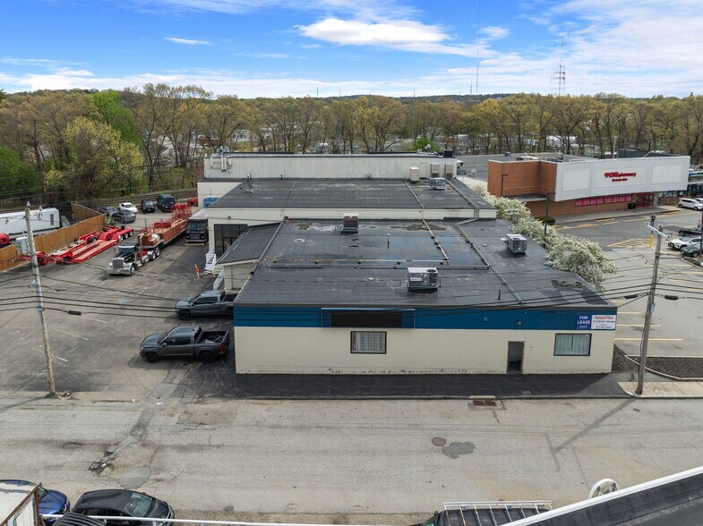 More Photos Of 56 Ramsdell St, Newton Showroom For Lease