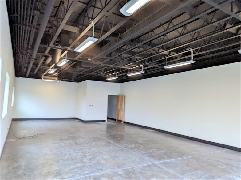 More Photos Of 10706 NW Lakeshore Ave, Vancouver General Retail For Lease
