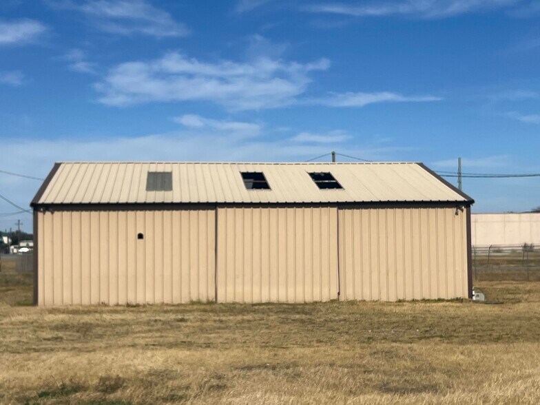 More Photos Of 917 U.S. 77, Sinton Manufacturing For Sale