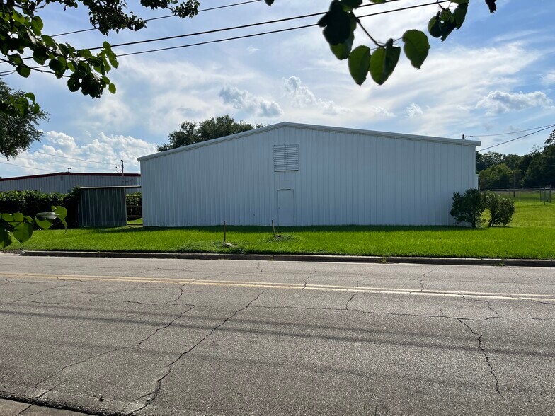 More Photos Of 404 S Shelfer St, Quincy Warehouse For Lease