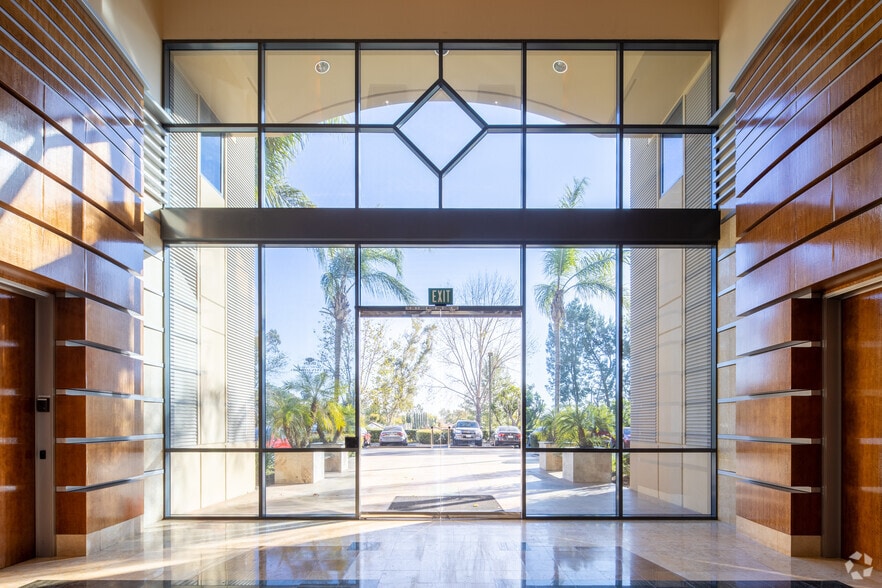 More Photos Of 1 Spectrum Pointe Dr, Lake Forest Office For Lease