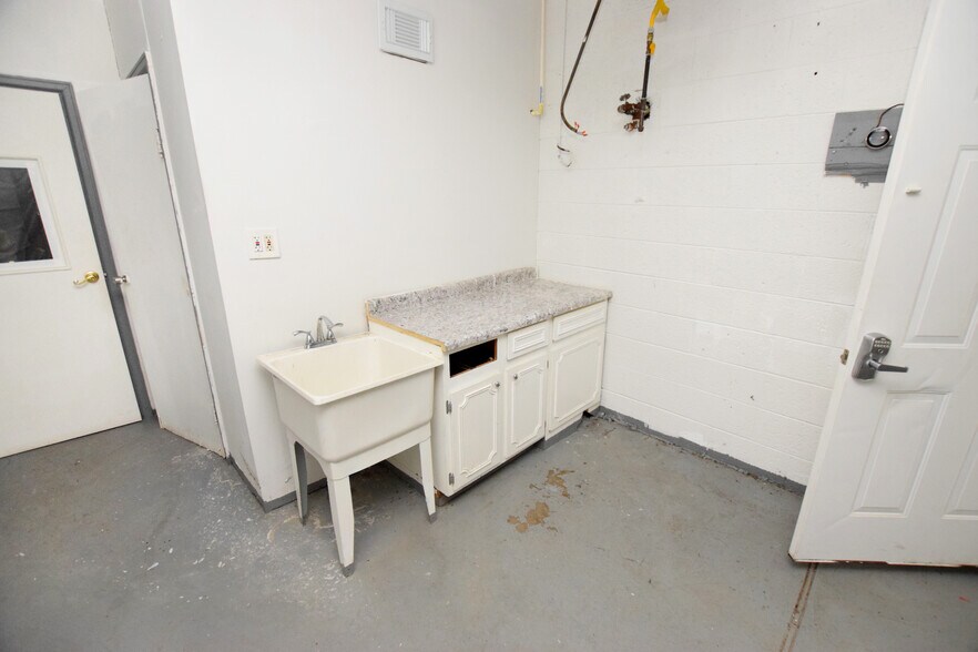 More Photos Of 713 Fenton Rd, Flint Warehouse For Sale