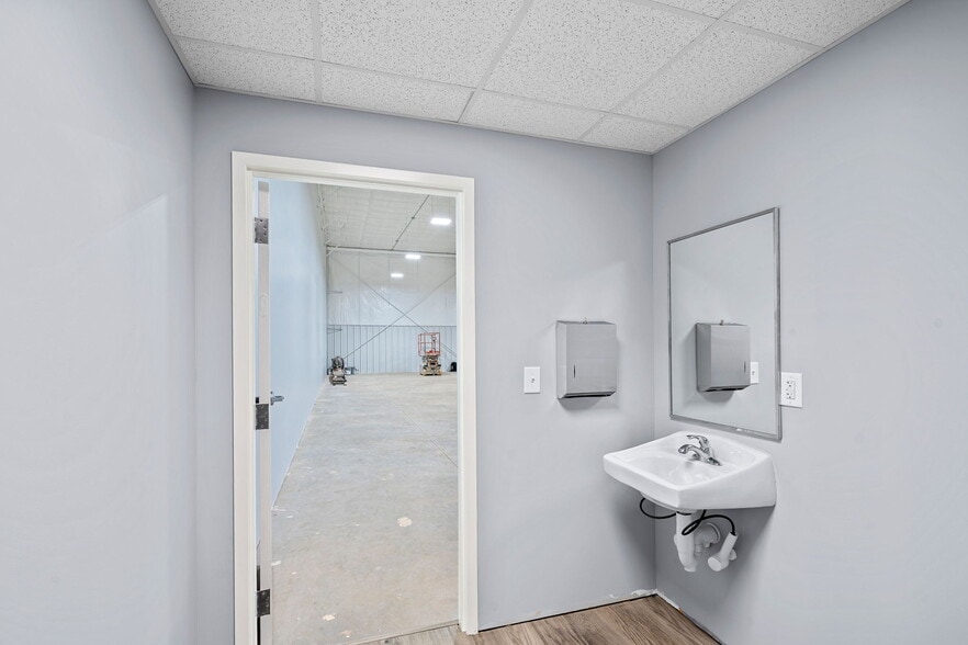 More Photos Of 115 Overhill Dr, Mooresville Warehouse For Lease