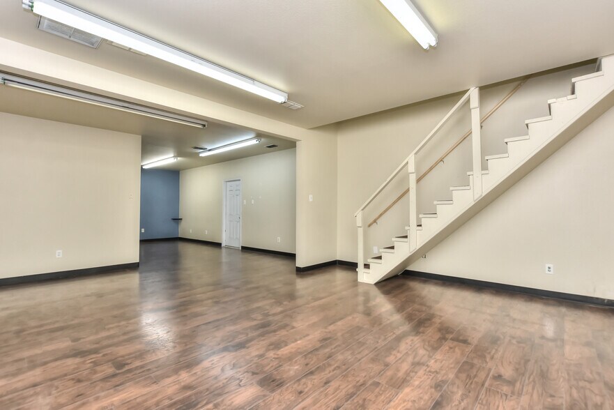 More Photos Of 4159 E University Ave, Georgetown Light Manufacturing For Sale