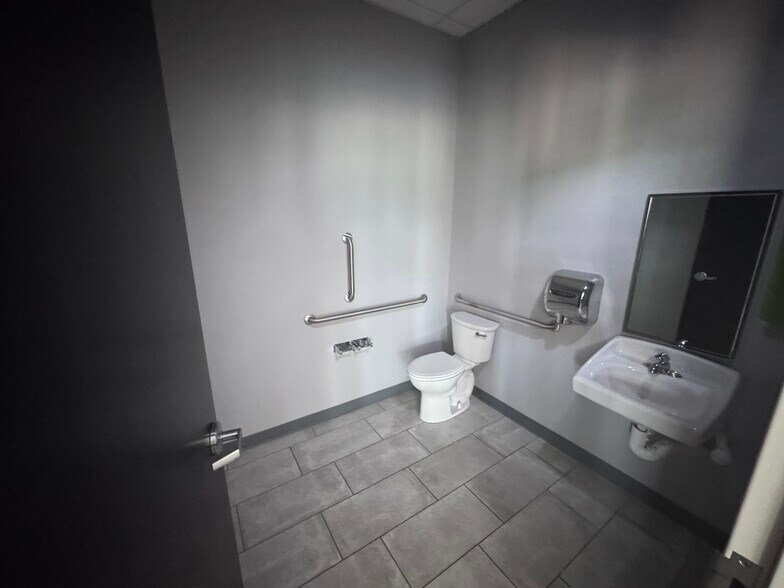 More Photos Of 570 Gordon Ln, Shelbyville Industrial For Lease