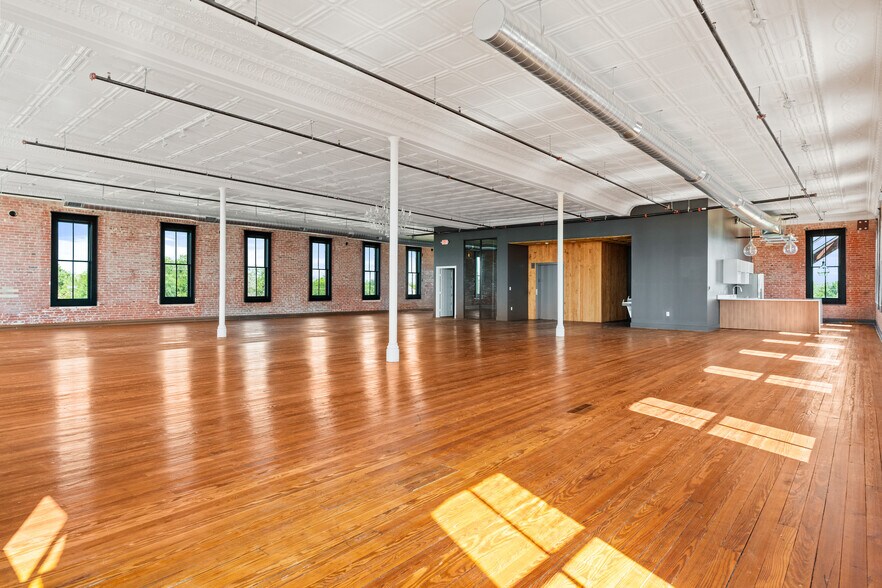 More Photos Of 119 W San Antonio St, Lockhart Storefront Retail Office For Sale