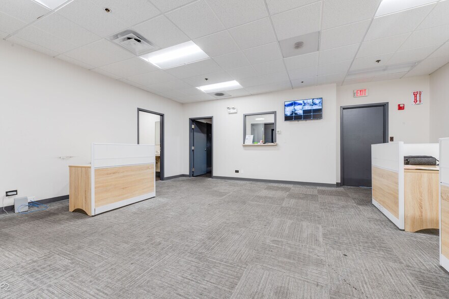 More Photos Of 2501-2575 Allan Dr, Elk Grove Village Warehouse For Lease