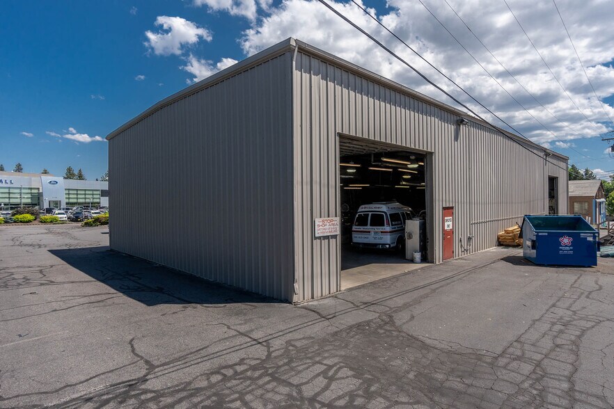 More Photos Of 2115 NE 3rd St, Bend Auto Repair For Sale