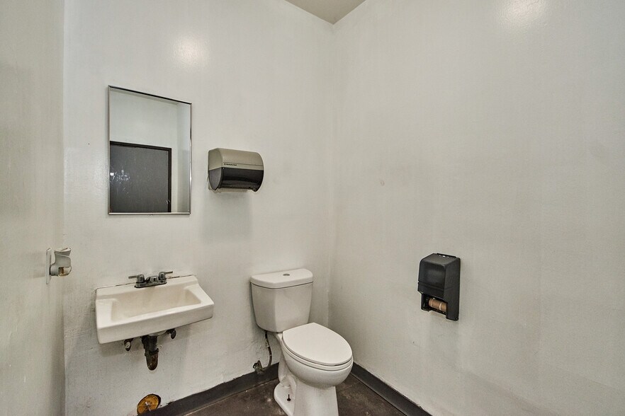 More Photos Of 6840-6846 Suva St, Bell Gardens Unknown For Lease