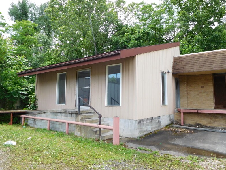 More Photos Of 212 Flint St, Clarksburg Service For Lease