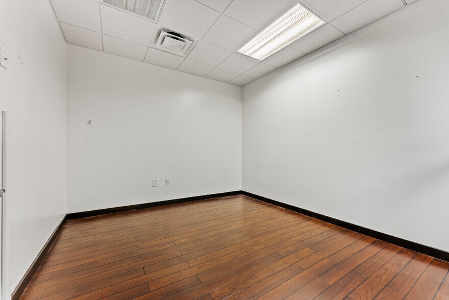 More Photos Of 20165-20199 NE 16th Pl, Miami Flex For Lease