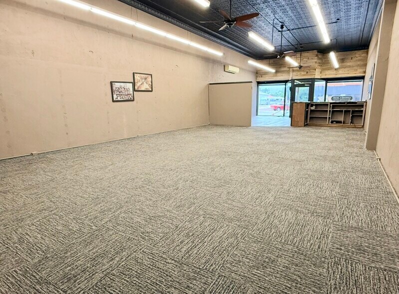 More Photos Of 130 E Main St, Marion Storefront For Sale