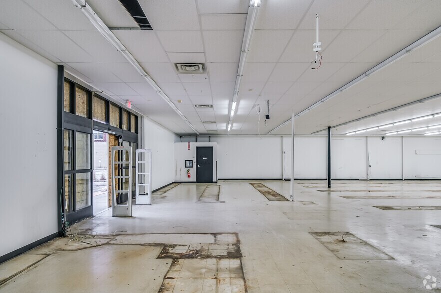 More Photos Of 1300 E Locust St, Milwaukee Convenience Store For Sale