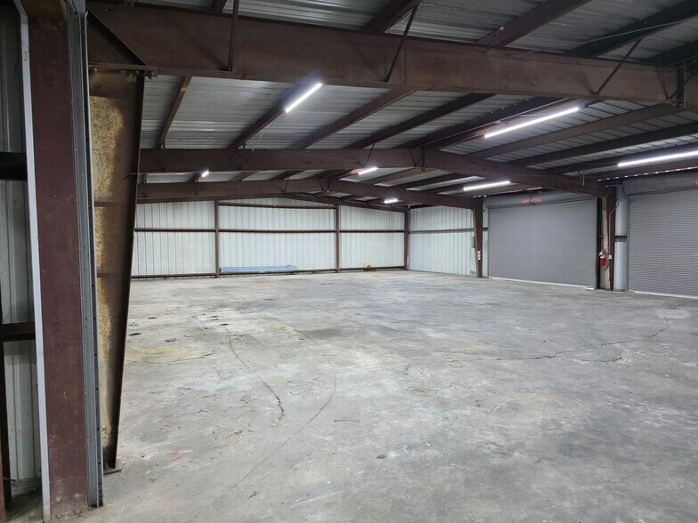 More Photos Of 3708 Highway 27 S, Sulphur Flex For Lease