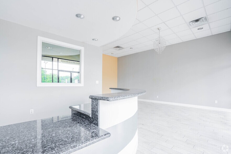 More Photos Of 7902-7904 Broadway St, Pearland Unknown For Lease