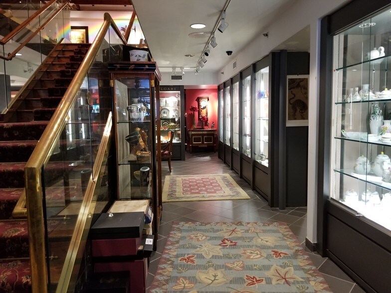 More Photos Of 560 Main St, Fort Lee Freestanding For Sale