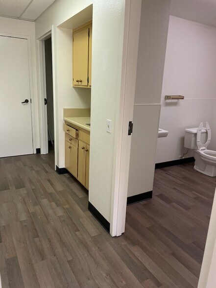 More Photos Of 42111 Avenida Alvarado, Temecula Manufacturing For Lease